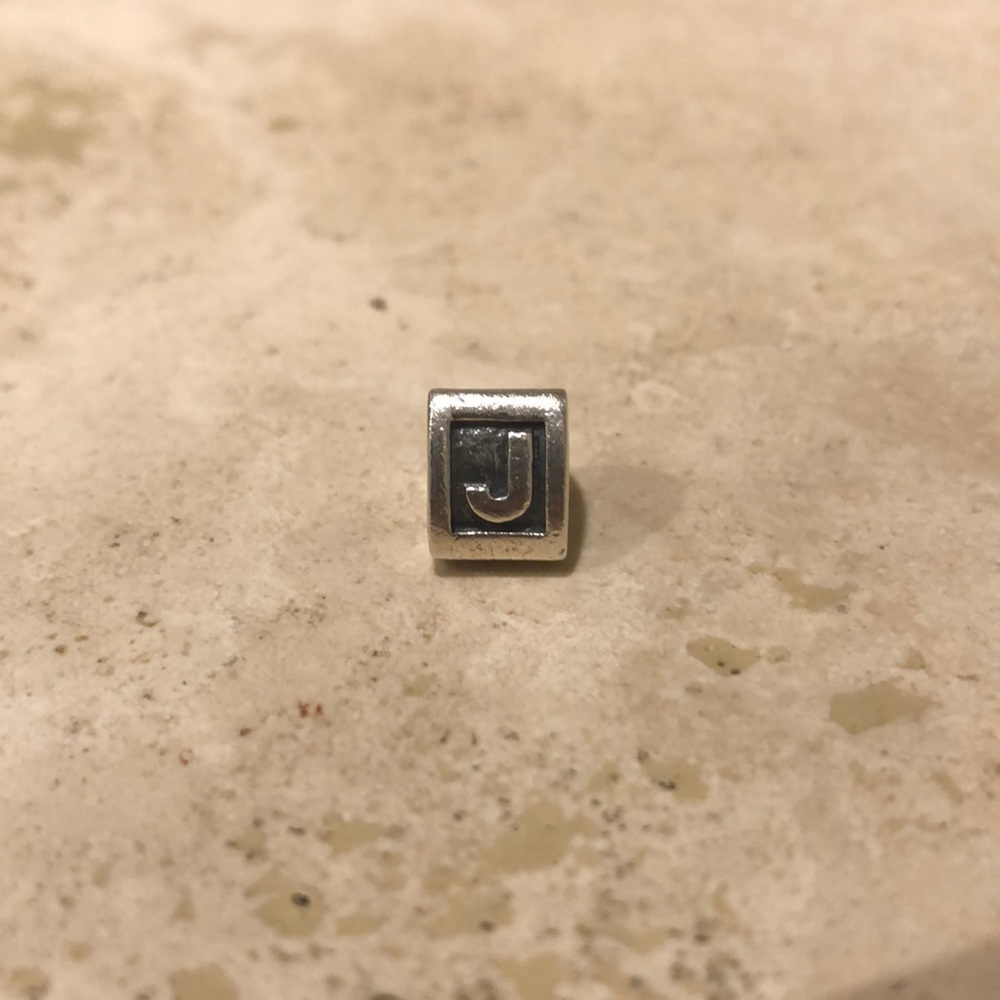 Pandora charm J silver- used